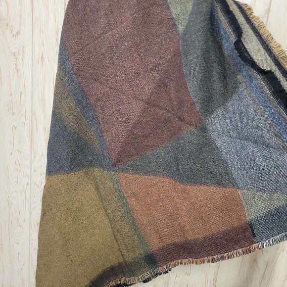 WEST LOOP Pattern Blanket Scarf - Picture 2 of 4
